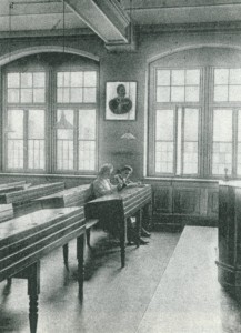 Das Kaiserbild an der Wand des Klassenzimmers, 1910