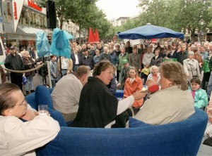 WDR-Ü-wagen live zum Thema Hartz IV; Foto: dpa