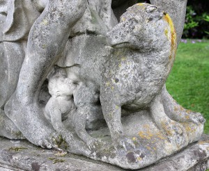 Skulptur im Schlosspark Lembeck: Wölfin mit Romulus und Remus 