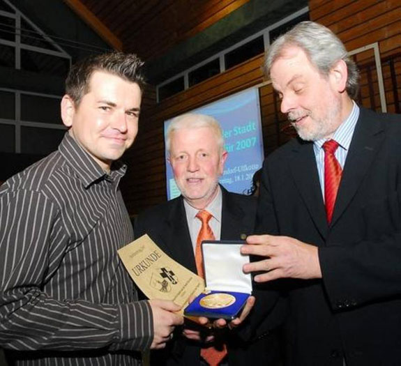 Carsten Winkel (l.) mit Bürgermeister Lütkenhorst und dem Vorsitzenden des Sportrbundes, Jupp Humme