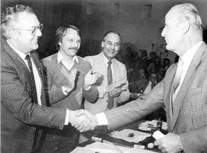 Bürgermeister Heinz Lampen (r.) gratuliert Heinz Ritter zur gewonnenen Wahl 1984