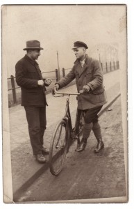 Artur Kramm (l.) und sein Glaubensbruder Karl Kneifel auf der Lippebrücke